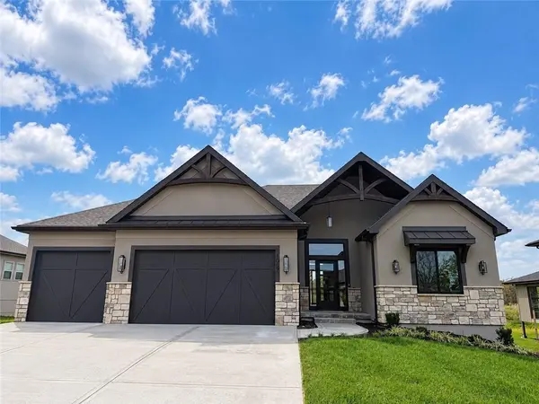 1235 Foxtrot LN, Greenwood, MO 64034