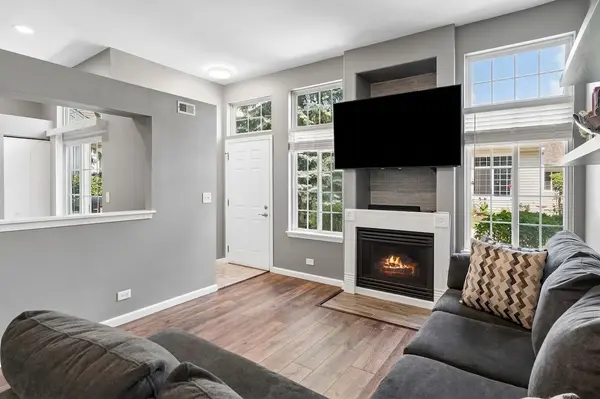 319 E Victoria CIR #319, North Aurora, IL 60542