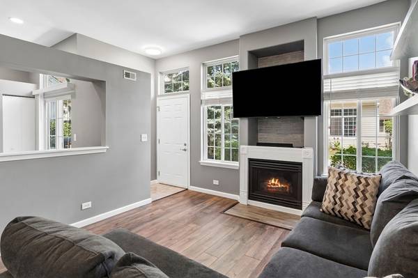 319 E Victoria CIR #319, North Aurora, IL 60542