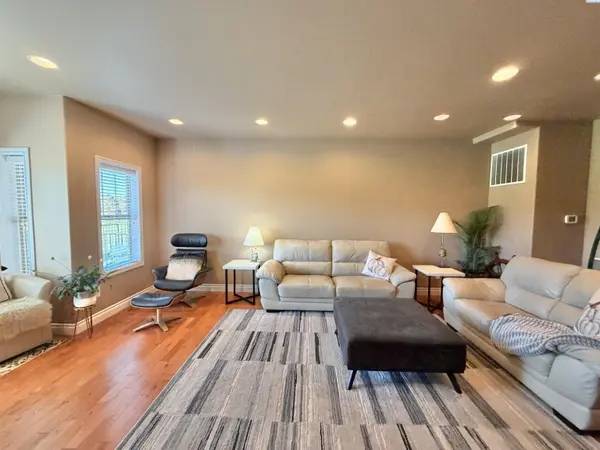 325 Columbia Point Dr, Richland, WA 99352