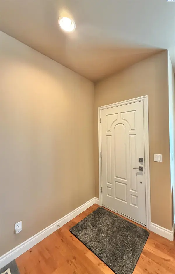 325 Columbia Point Dr, Richland, WA 99352