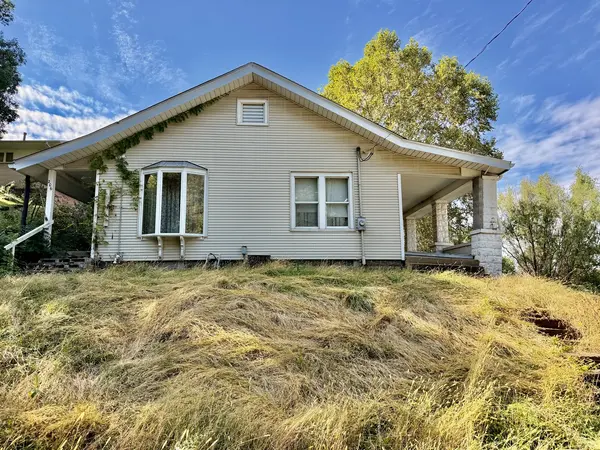 206 8th ST, Silvis, IL 61282