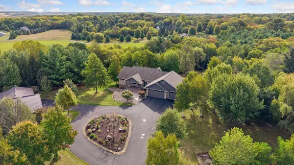 555 Chinnock LN, River Falls, WI 54022