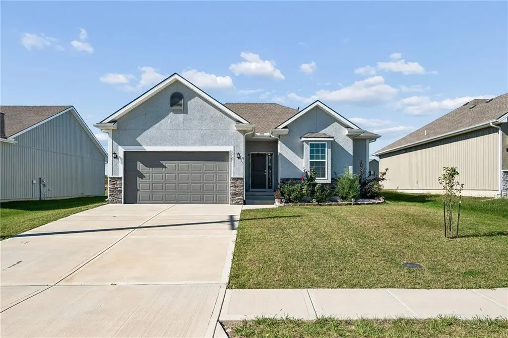 3725 NW Old Stagecoach RD, Kansas City, MO 64154