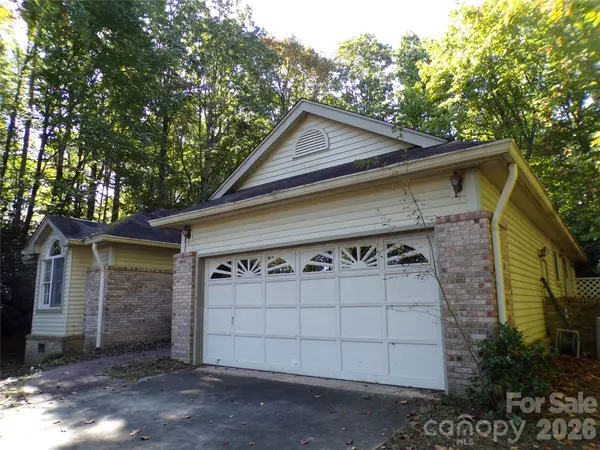 10 Governors DR, Hendersonville, NC 28791