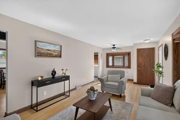 1212 Sugar LN, Chaska, MN 55318