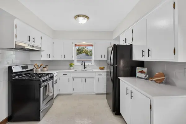 1212 Sugar LN, Chaska, MN 55318