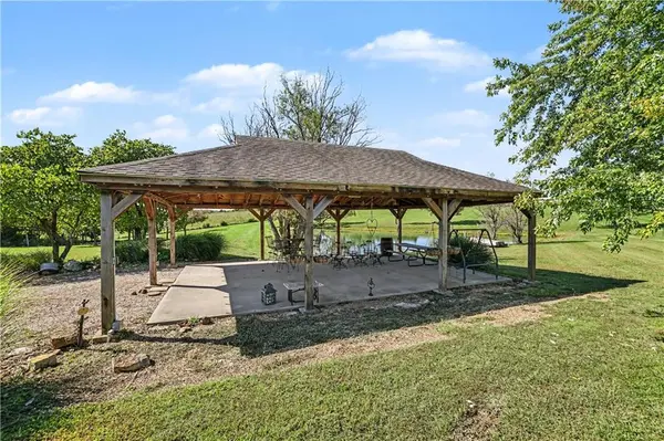14891 142nd ST, Bonner Springs, KS 66012
