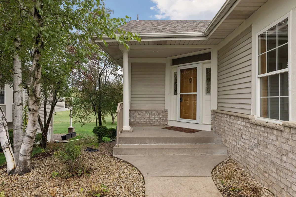 492 Holly LN N, Oakdale, MN 55128