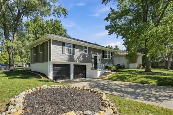 205 SW Kingscross RD, Blue Springs, MO 64014