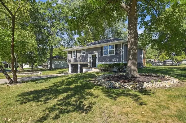 205 SW Kingscross RD, Blue Springs, MO 64014