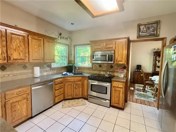 6805 NOLAND RD, Shawnee, KS 66216