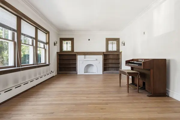 5505 W Pensacola AVE, Chicago, IL 60641