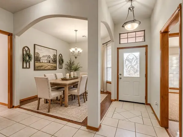 525 Madeline LN, Moore, OK 73160