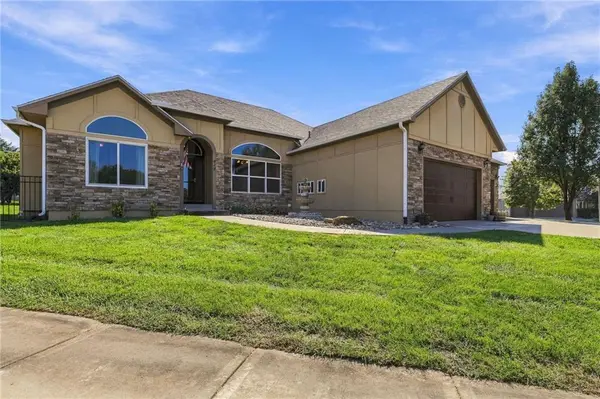 417 SE Hackamore CT, Lee's Summit, MO 64082