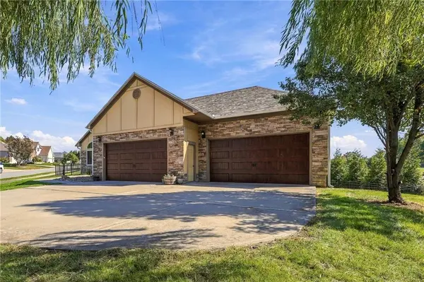 417 SE Hackamore CT, Lee's Summit, MO 64082