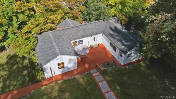12 Crest DR, Mahopac, NY 10541