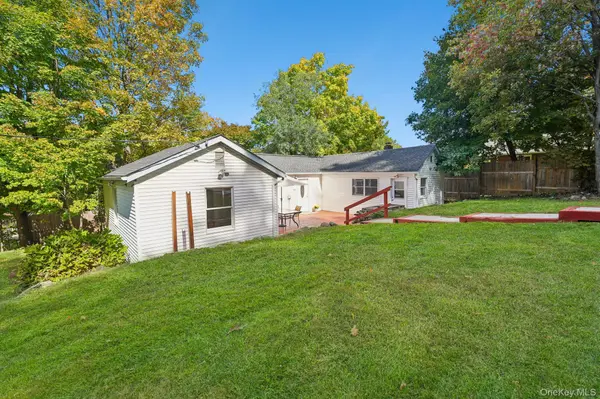 12 Crest DR, Mahopac, NY 10541