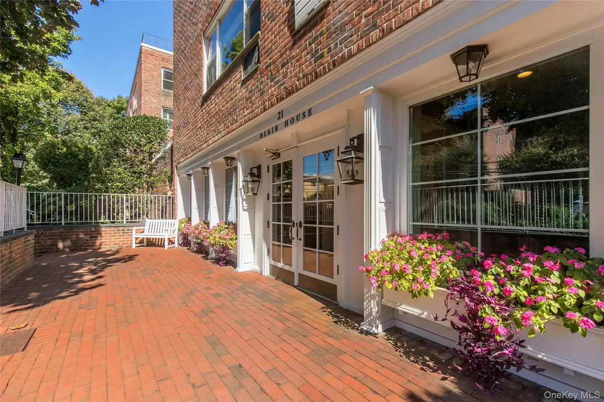 21 Chapel Place Chapel PL #3J, Great Neck, NY 11021