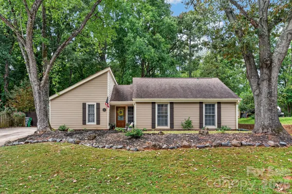 4506 Woods End LN, Charlotte, NC 28277