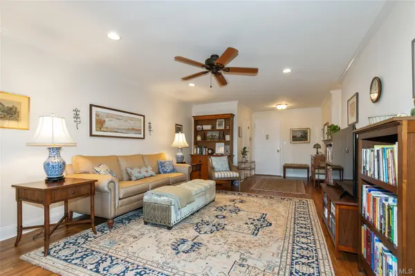 21 Chapel Place Chapel PL #3J, Great Neck, NY 11021