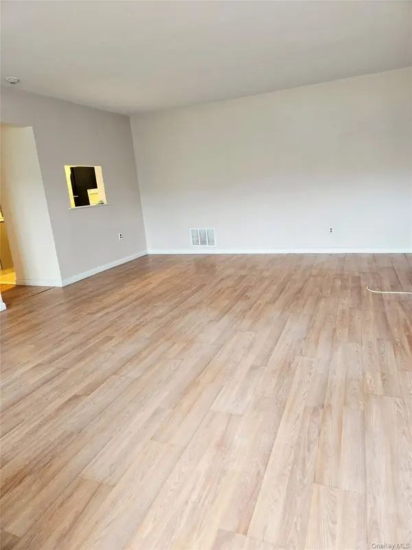 7 Boulder #7, Coram, NY 11727