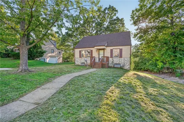 5078 Glenside DR, Kansas City, MO 64129