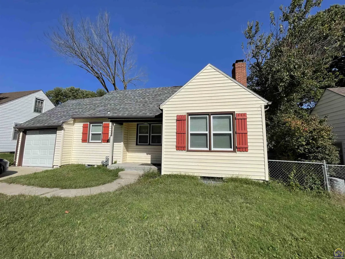 3808 SW Sena DR, Topeka, KS 66604