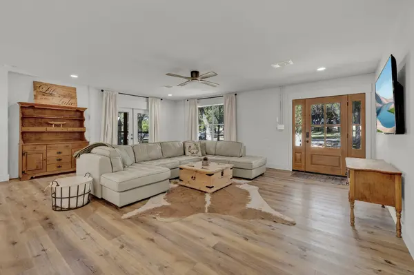 767 VALLEY OAKS DR DR, Canyon Lake, TX 78133