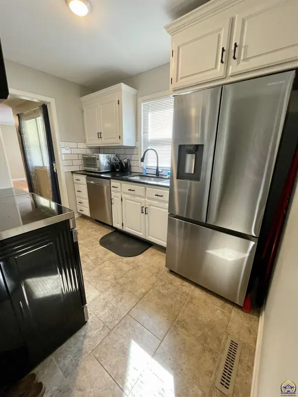 3808 SW Sena DR, Topeka, KS 66604