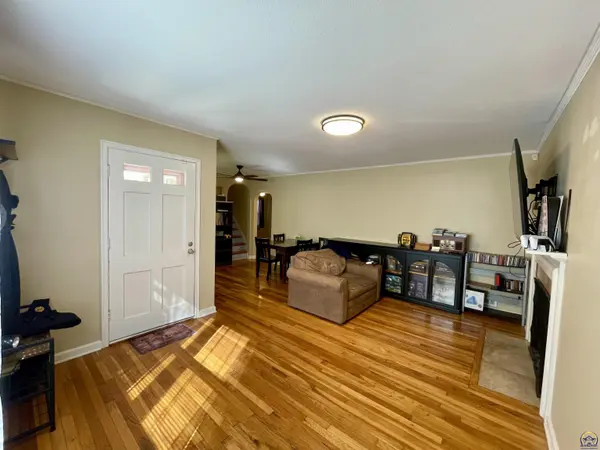 3808 SW Sena DR, Topeka, KS 66604