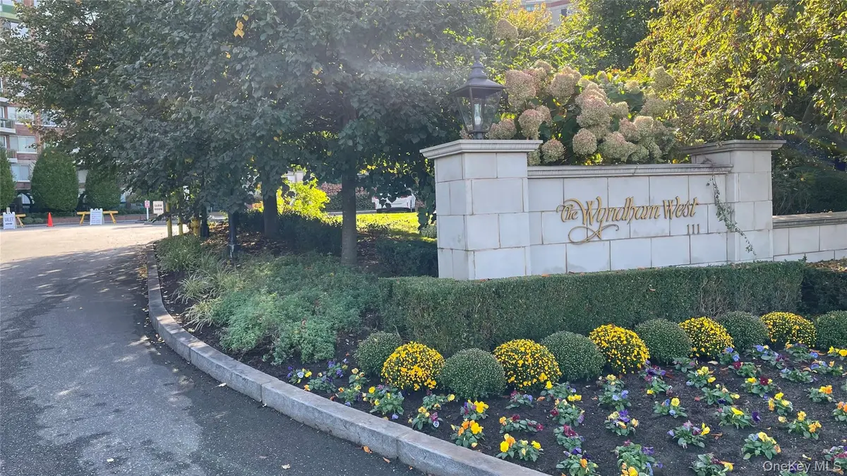 111 Cherry Valley AVE #702 W, Garden City, NY 11530