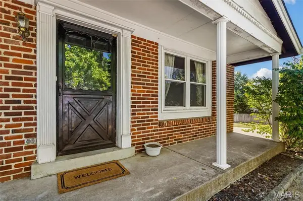 900 Queensbridge RD, Manchester, MO 63021
