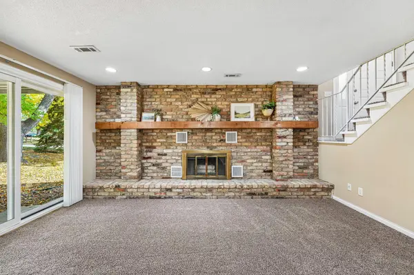 6852 Macbeth CIR, Woodbury, MN 55125