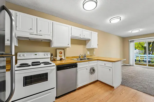 6852 Macbeth CIR, Woodbury, MN 55125