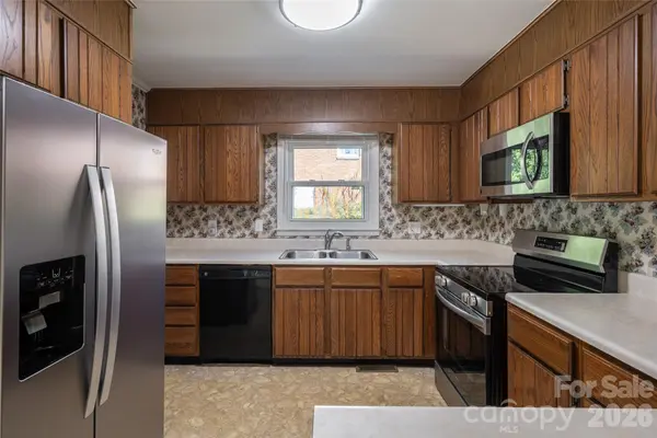 23 Wagon RD, Asheville, NC 28805