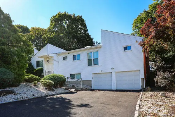 16 Carriage RD, Great Neck, NY 11024
