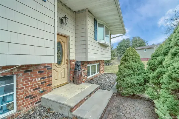 25 Emily LN, Monroe, NY 10950