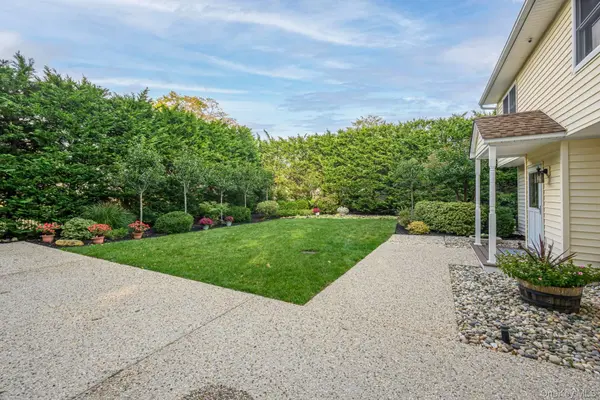 16B Squiretown RD, Hampton Bays, NY 11946