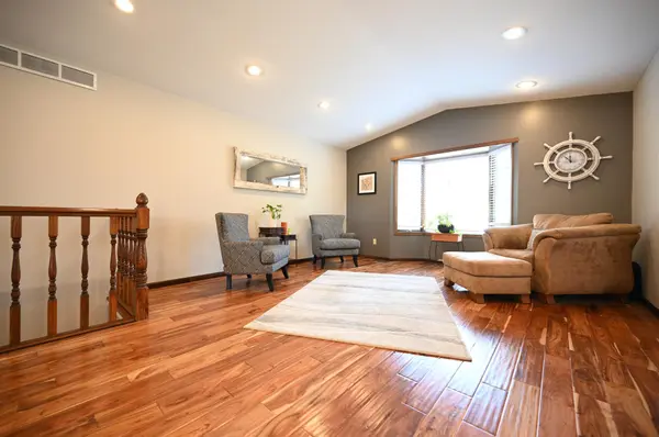 624 Hennes AVE, Shakopee, MN 55379