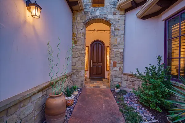 321 Jack Nicklaus DR, Lakeway, TX 78738