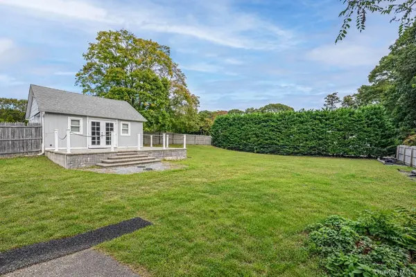 16 Squiretown RD, Hampton Bays, NY 11946