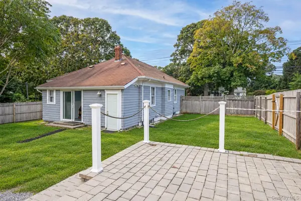 16 Squiretown RD, Hampton Bays, NY 11946