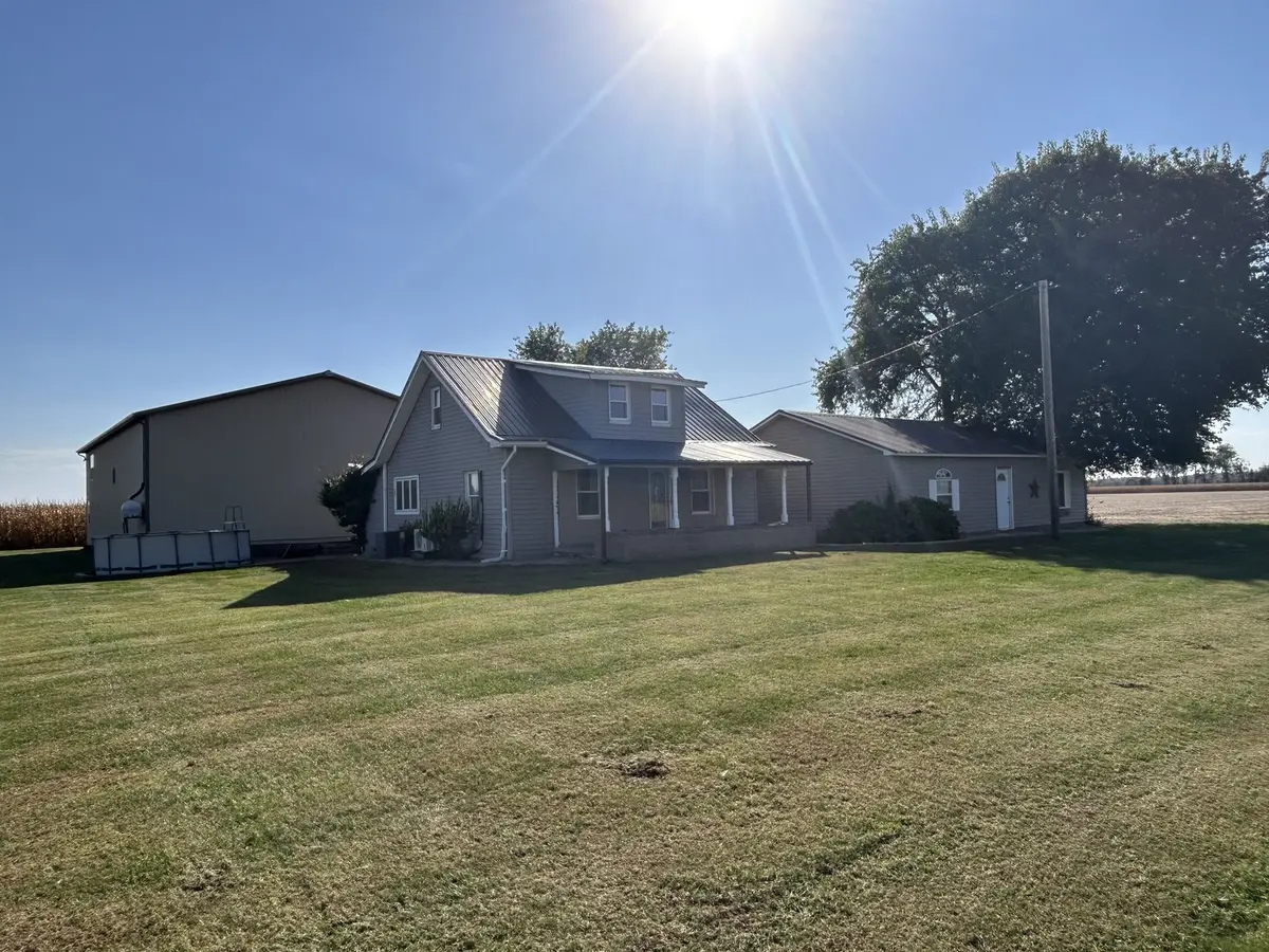 11014 E 1500 North RD, Fairmount, IL 61841