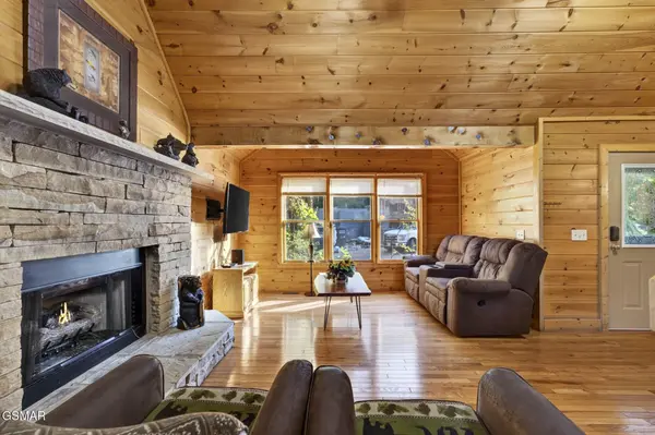 442 Silver Maple Lane, Gatlinburg, TN 37738