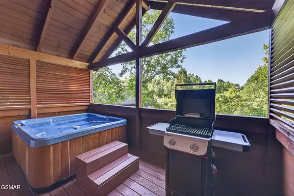 442 Silver Maple Lane, Gatlinburg, TN 37738