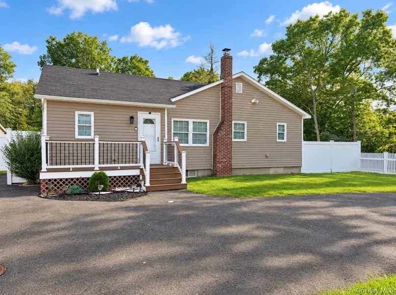 207 Laurelton DR, Mastic Beach, NY 11951