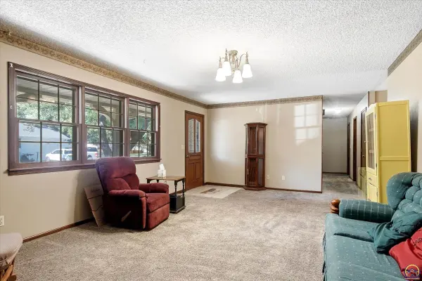 8 Martinwood DR, Osage City, KS 66523