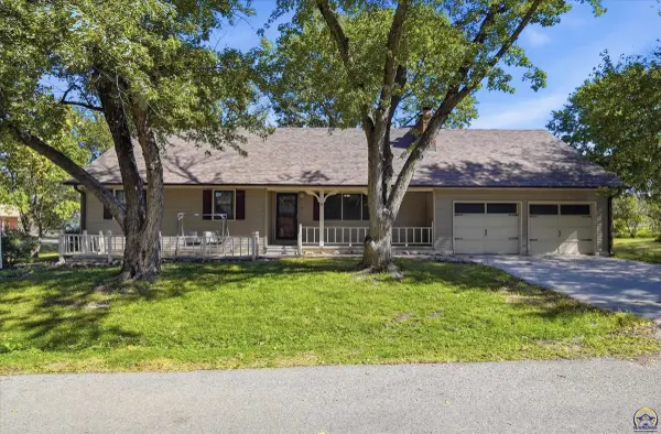 8 Martinwood DR, Osage City, KS 66523