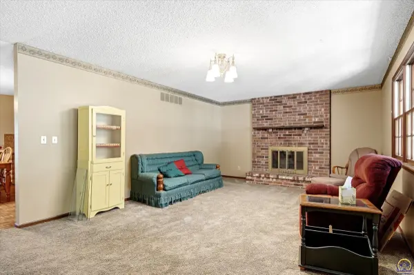 8 Martinwood DR, Osage City, KS 66523
